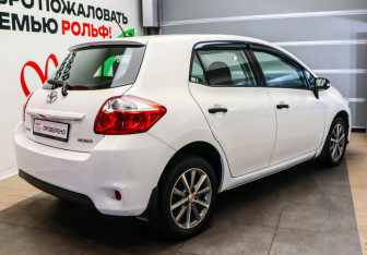 Подержанный автомобиль Toyota Auris Hatchback 2010 года (4 фото)