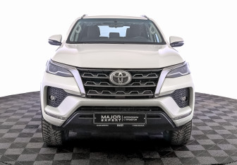 Подержанный автомобиль Toyota Fortuner 2021 года (2 фото)
