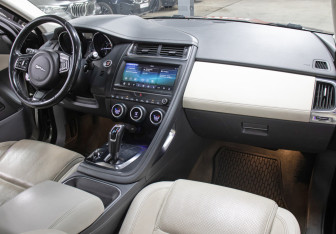 Подержанный автомобиль Jaguar E-Pace 2018 года (11 фото)