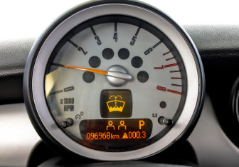 Подержанный автомобиль MINI Hatch 2008 года (13 фото)