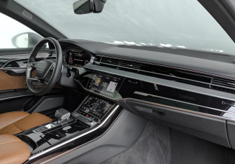 Подержанный автомобиль Audi A8 2023 года (13 фото)