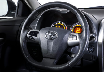 Подержанный автомобиль Toyota Corolla Sedan 2012 года (15 фото)