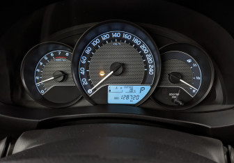 Подержанный автомобиль Toyota Corolla Sedan 2013 года (16 фото)