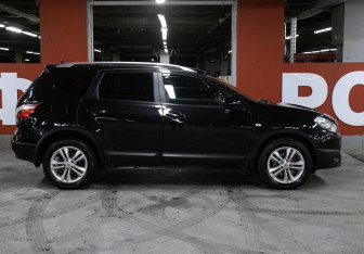 Подержанный автомобиль Nissan Qashqai+2 2011 года (4 фото)