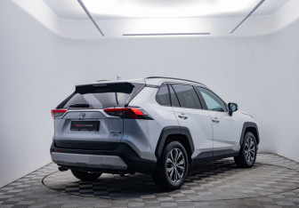 Подержанный автомобиль Toyota RAV4 2024 года (5 фото)