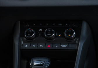 Подержанный автомобиль Skoda Karoq 2021 года (14 фото)
