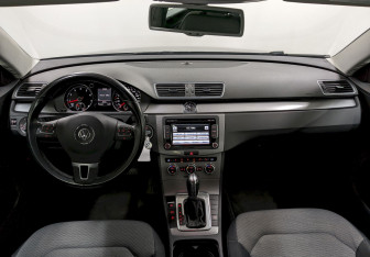 Подержанный автомобиль Volkswagen Passat Sedan 2012 года (23 фото)