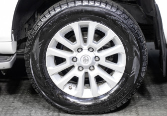 Подержанный автомобиль Toyota Land Cruiser Prado 2014 года (25 фото)
