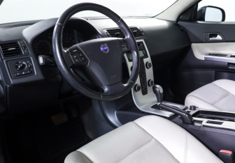 Подержанный автомобиль Volvo C30 2012 года (12 фото)
