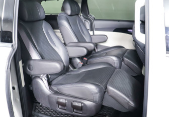 Подержанный автомобиль Kia Carnival 2021 года (29 фото)