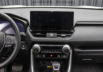 Подержанный автомобиль Toyota RAV4 2024 года (16 фото)