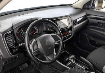 Подержанный автомобиль Mitsubishi Outlander 2021 года (15 фото)