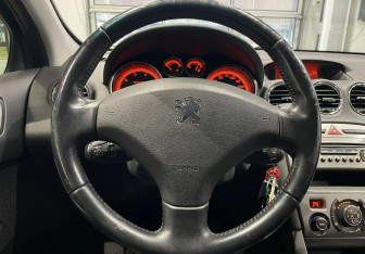 Подержанный автомобиль Peugeot 308 Hatchback 2010 года (14 фото)