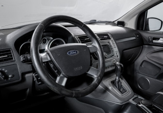 Подержанный автомобиль Ford Kuga 2010 года (14 фото)