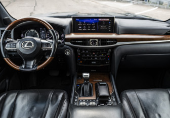 Подержанный автомобиль Lexus LX 2017 года (13 фото)