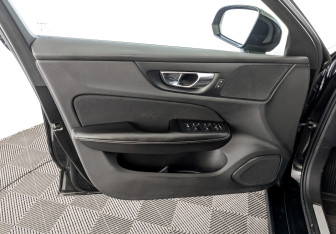 Подержанный автомобиль Volvo V60 2020 года (19 фото)