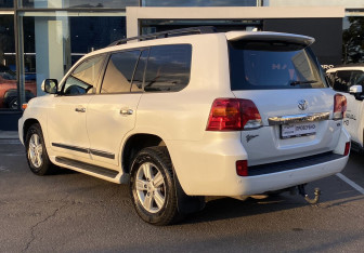 Подержанный автомобиль Toyota Land Cruiser Suv 2013 года (7 фото)