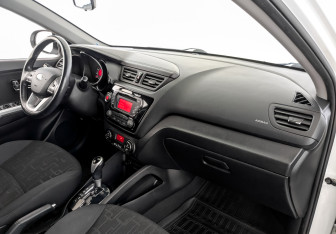 Подержанный автомобиль Kia Rio Hatchback 2014 года (11 фото)