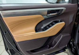 Подержанный автомобиль Toyota Highlander 2025 года (19 фото)