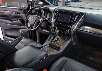 Подержанный автомобиль Toyota Alphard 2019 года (13 фото)