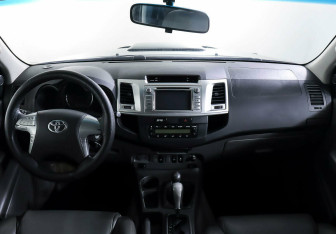 Подержанный автомобиль Toyota Hilux 2013 года (8 фото)