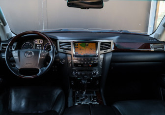 Подержанный автомобиль Lexus LX 2011 года (12 фото)
