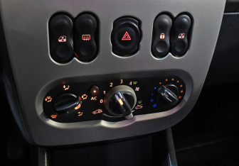 Подержанный автомобиль Renault Logan Sedan 2011 года (18 фото)