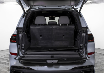 Подержанный автомобиль BMW X7 2024 года (18 фото)