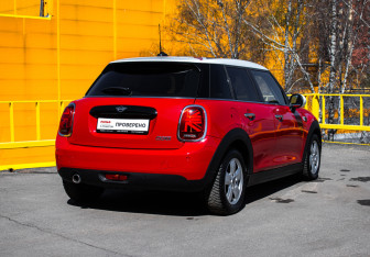 Подержанный автомобиль MINI Hatch 2018 года (3 фото)