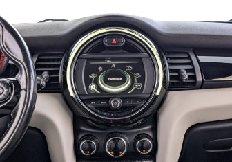 Подержанный автомобиль MINI Hatch 2016 года (16 фото)