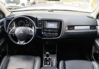 Подержанный автомобиль Mitsubishi Outlander 2013 года (9 фото)
