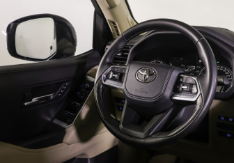 Подержанный автомобиль Toyota Land Cruiser Suv 2021 года (12 фото)