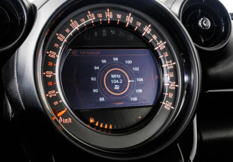 Подержанный автомобиль MINI Countryman 2016 года (17 фото)