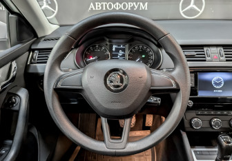Подержанный автомобиль Skoda Octavia Liftback 2017 года (22 фото)