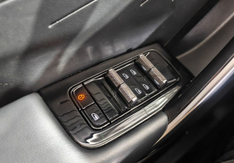 Подержанный автомобиль Geely Atlas 2023 года (17 фото)