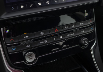 Подержанный автомобиль Jaguar XE 2018 года (16 фото)