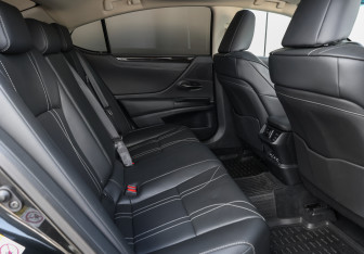 Подержанный автомобиль Lexus ES 2018 года (10 фото)