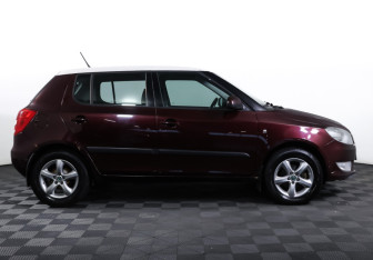 Подержанный автомобиль Skoda Fabia Hatchback 2012 года (4 фото)