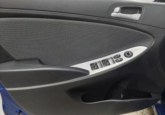 Подержанный автомобиль Hyundai Solaris Hatchback 2013 года (15 фото)