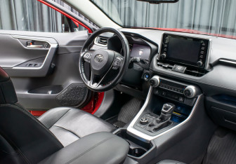 Подержанный автомобиль Toyota RAV4 2021 года (11 фото)