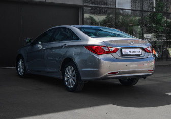 Подержанный автомобиль Hyundai Sonata 2010 года (6 фото)