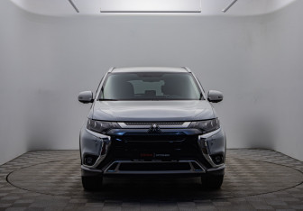 Подержанный автомобиль Mitsubishi Outlander 2020 года (2 фото)