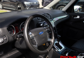 Подержанный автомобиль Ford Galaxy 2012 года (10 фото)
