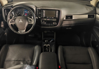 Подержанный автомобиль Mitsubishi Outlander 2014 года (9 фото)