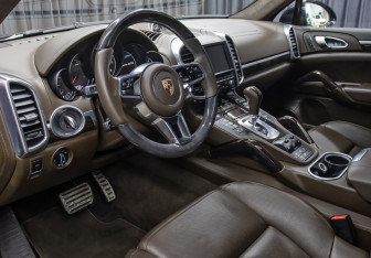 Подержанный автомобиль Porsche Cayenne 2015 года (15 фото)