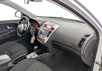 Подержанный автомобиль Kia Ceed Hatchback 2009 года (11 фото)