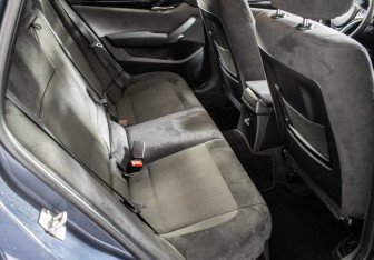 Подержанный автомобиль BMW X1 2012 года (10 фото)
