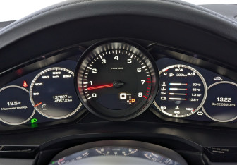 Подержанный автомобиль Porsche Cayenne 2019 года (16 фото)