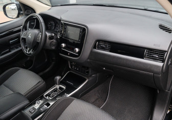 Подержанный автомобиль Mitsubishi Outlander 2020 года (7 фото)