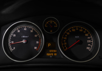 Подержанный автомобиль Opel Astra Sedan 2013 года (11 фото)